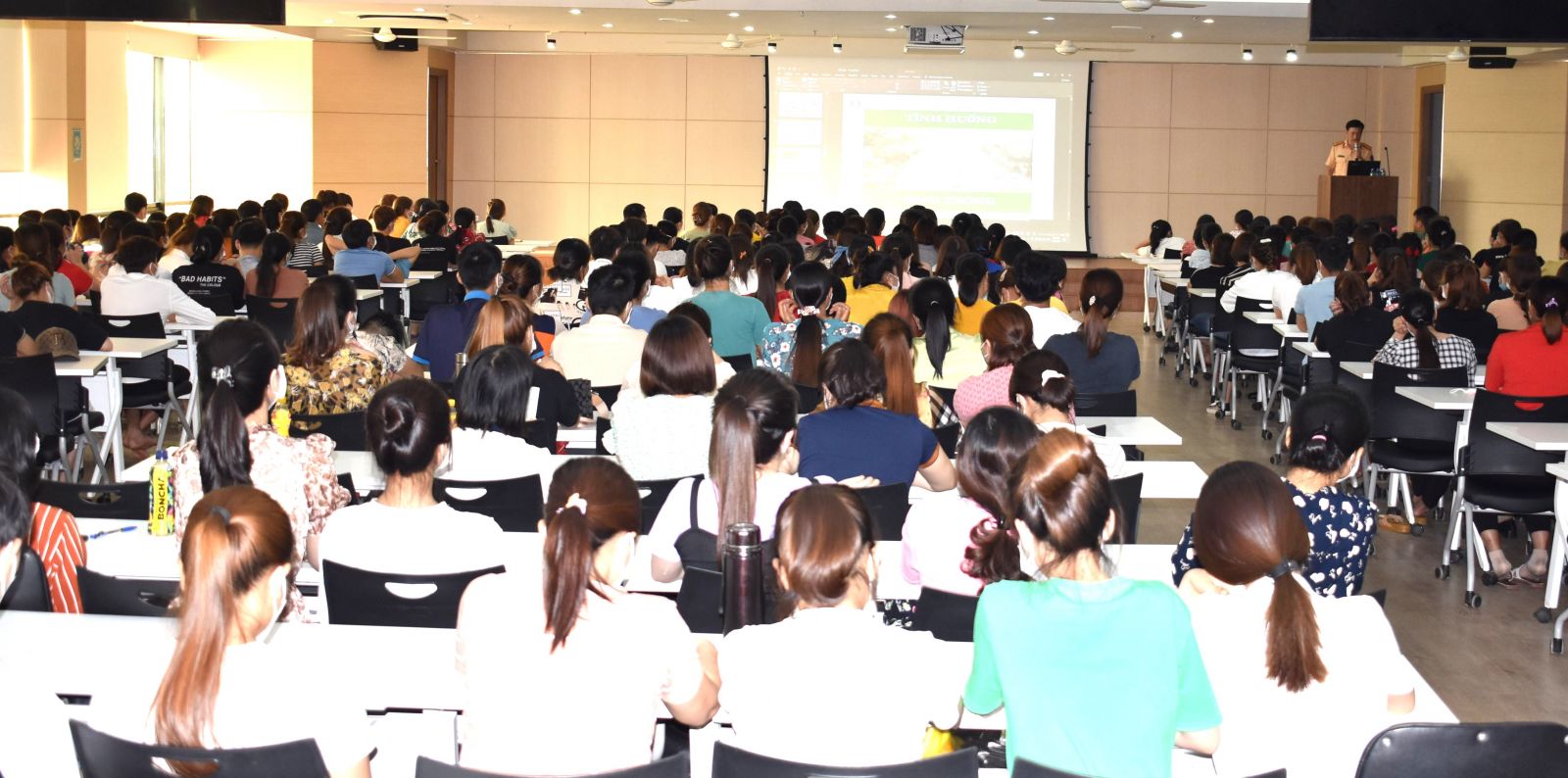 Lực lượng C&ocirc;ng an tỉnh Ninh B&igrave;nh phối hợp với c&aacute;c đơn vị tuy&ecirc;n truyền giao th&ocirc;ng cho c&ocirc;ng nh&acirc;n tại c&aacute;c c&ocirc;ng ty tr&ecirc;n địa b&agrave;n