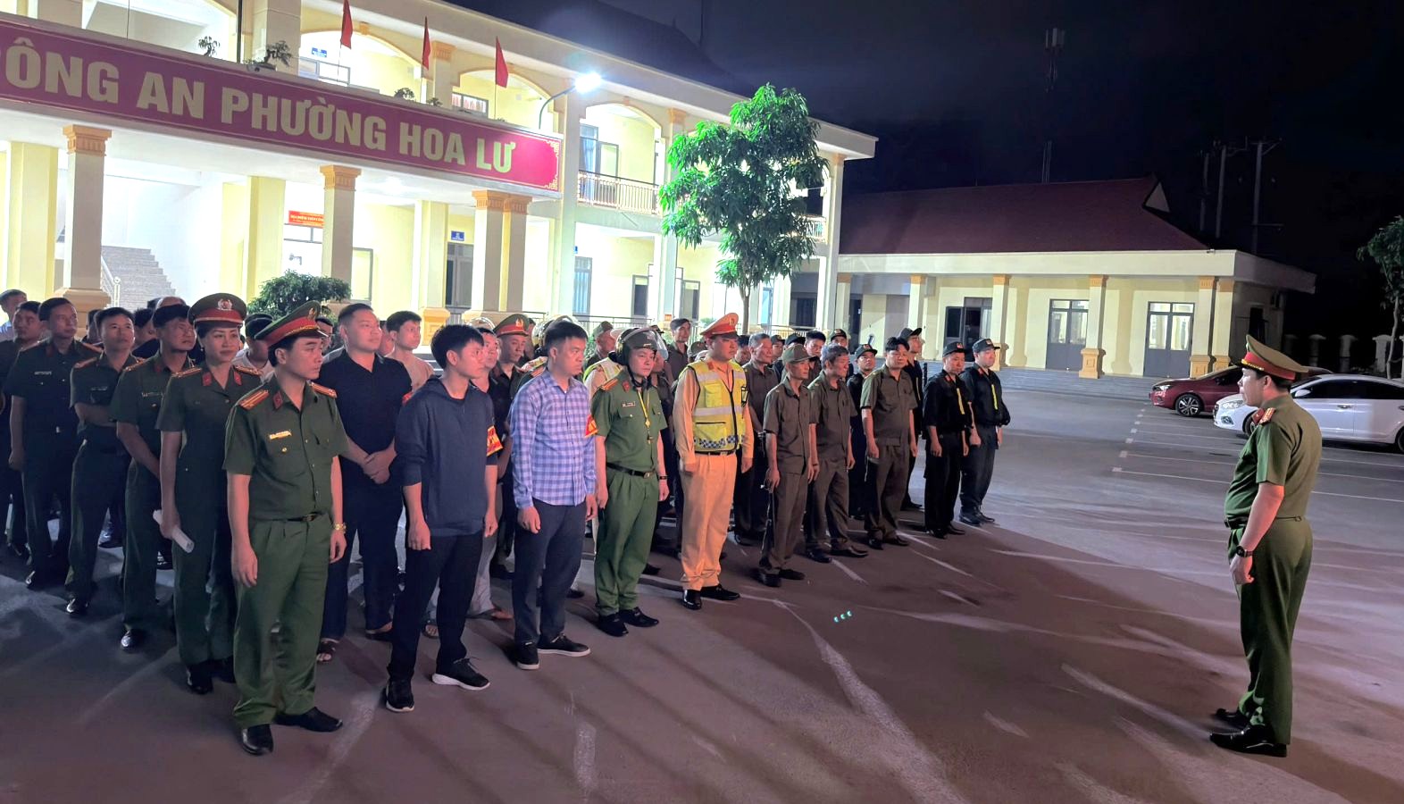 C&ocirc;ng an phường Hoa Lư ra qu&acirc;n cao điểm, xử l&yacute; vi phạm trật tự đ&ocirc; thị
