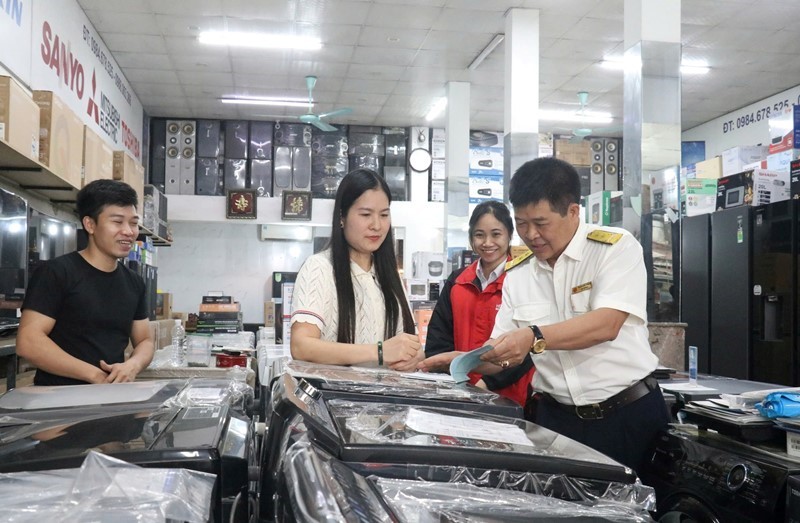 C&ocirc;ng chức Thuế tỉnh Ph&uacute; Thọ hỗ trợ hộ kinh doanh l&agrave;m thủ tục k&ecirc; khai thuế. Ảnh: VH