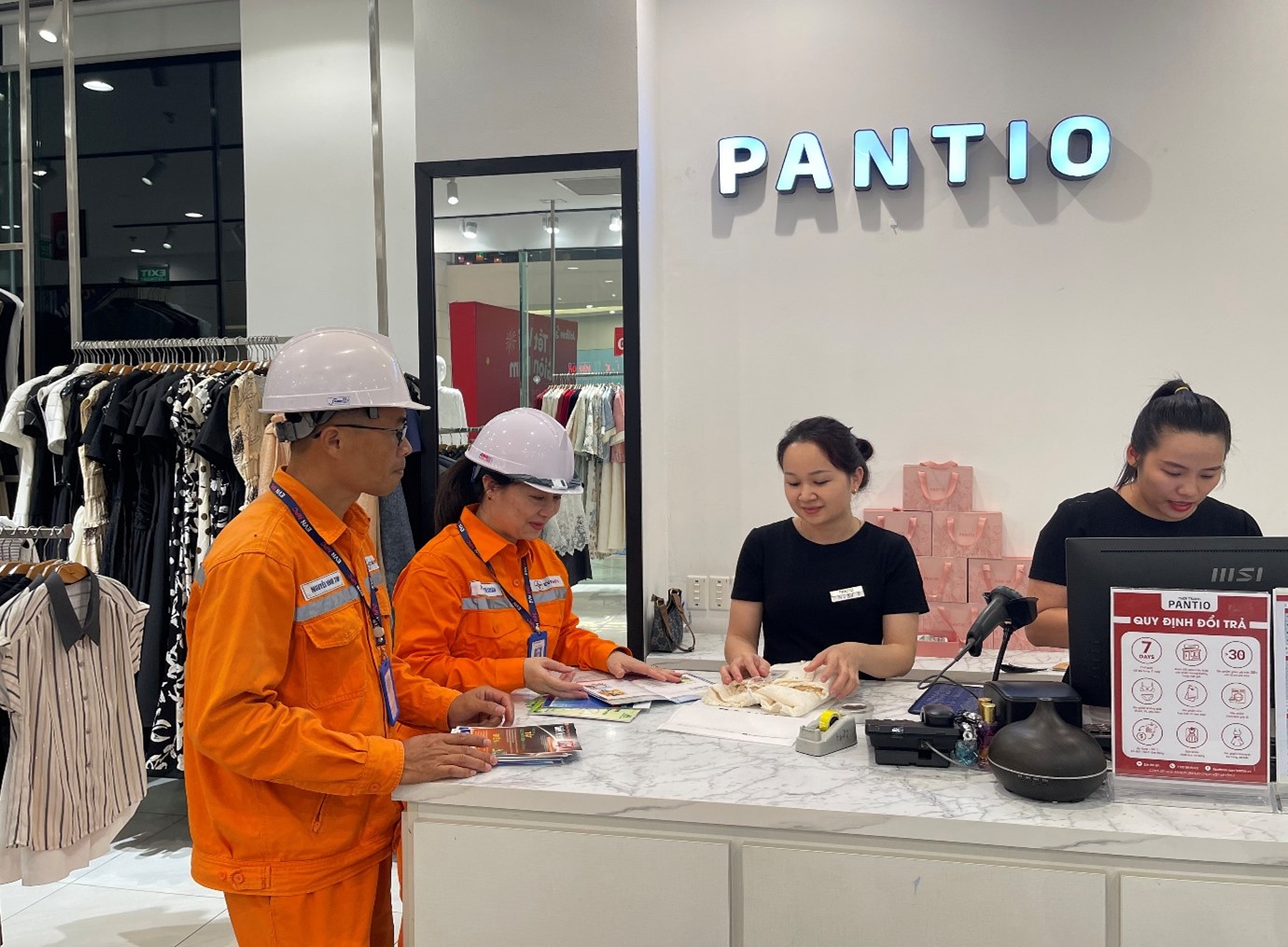 Điện lực Điện Biên Phủ tuyên truyền sử dụng điện an toàn, tiết kiệm trong mùa cao điểm