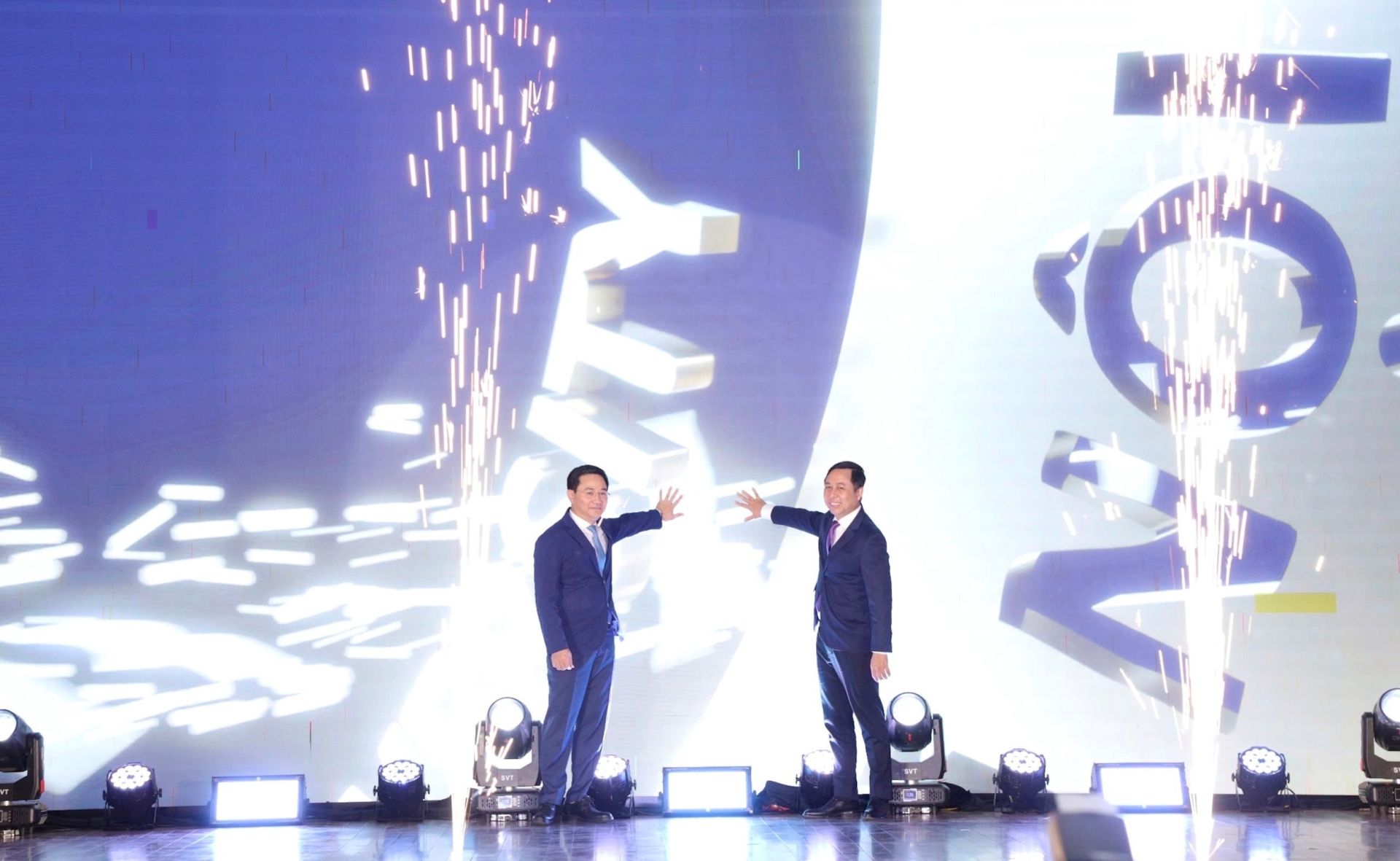 PGS.TS Đỗ Hồng Cường, Hiệu trưởng Trường Đại học Thủ đ&ocirc; H&agrave; Nội v&agrave; TS Trần Anh Tuấn, Ph&oacute; Hiệu trưởng nh&agrave; trường thực hiện nghi thức ra mắt bộ nhận diện thương hiệu của Trường Đại học Thủ đ&ocirc; H&agrave; Nội. Ảnh: NTCC