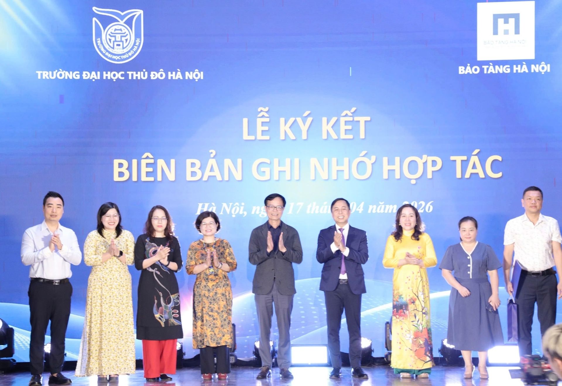 PGS.TS Đỗ Hồng Cường, Hiệu trưởng Trường Đại học Thủ đ&ocirc; H&agrave; Nội c&ugrave;ng đại diện c&aacute;c đơn vị trong lễ k&yacute; bi&ecirc;n bản ghi nhớ hợp t&aacute;c. Ảnh: NTCC