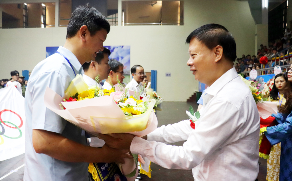 Đại diện BTC tặng hoa cho đại diện c&aacute;c đo&agrave;n về dự Đại hội