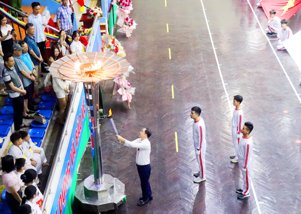 Đại diện Ban tổ chức thắp s&aacute;ng ngọn đuốc ch&iacute;nh thức khai mạc Đại hội