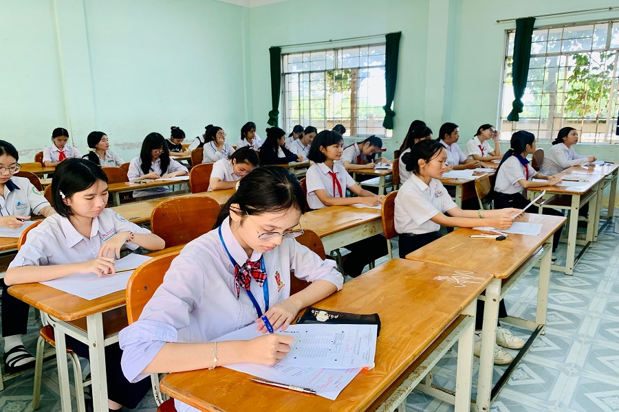 Th&iacute; sinh l&agrave;m b&agrave;i thi