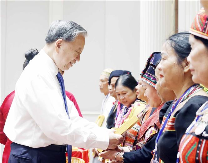 Tổng Bí thư, Chủ tịch nước Tô Lâm tiếp các già làng, trưởng bản, nghệ nhân, người có uy tín tiêu biểu toàn quốc