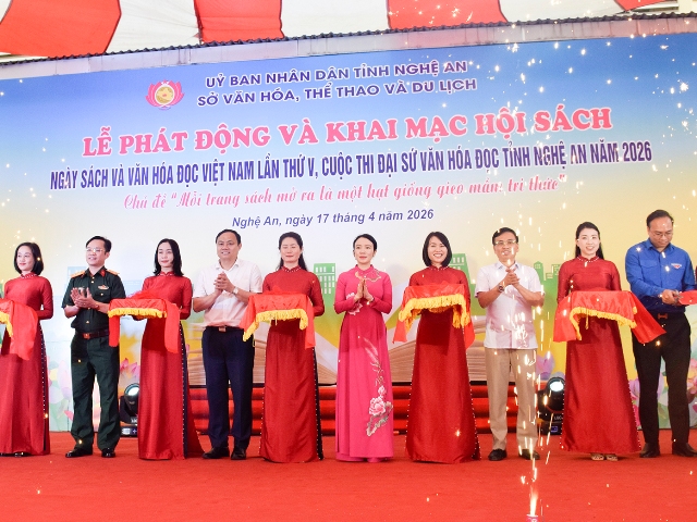 C&aacute;c đại biểu cắt băng khai mạc Ng&agrave;y s&aacute;ch v&agrave; Văn h&oacute;a đọc Việt Nam lần thứ V.