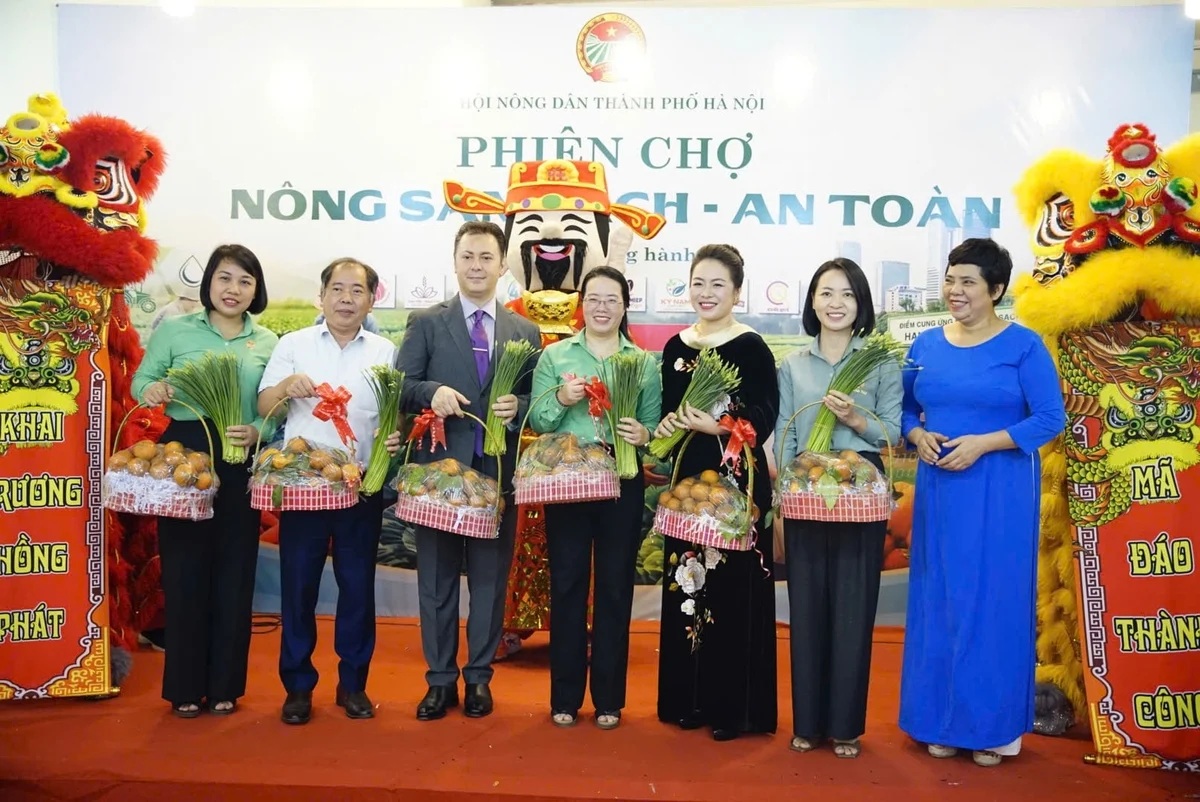 Khai mạc Phiên chợ Nông sản sạch và an toàn Hà Nội 2026