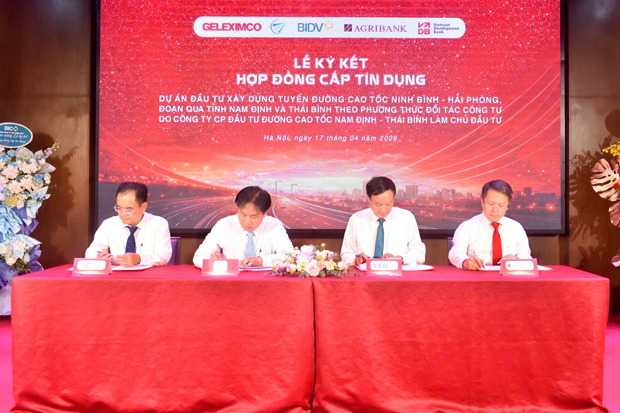 Ảnh 1: Đại diện các bên thực hiện nghi thức ký kết hợp đồng cấp tín dụng Dự án cao tốc Ninh Bình - Hải Phòng, đánh dấu bước triển khai quan trọng trong thu xếp nguồn vốn cho công trình hạ tầng trọng điểm. Ảnh 1: Đại diện các bên thực hiện nghi thức ký kết hợp đồng cấp tín dụng Dự án cao tốc Ninh Bình - Hải Phòng, đánh dấu bước triển khai quan trọng trong thu xếp nguồn vốn cho công trình hạ tầng trọng điểm.