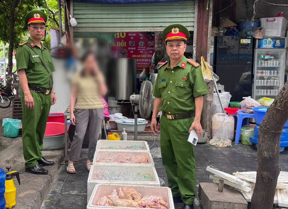 Lực lượng chức năng kiểm tra nguồn gốc thực phẩm tại cơ sở kinh doanh