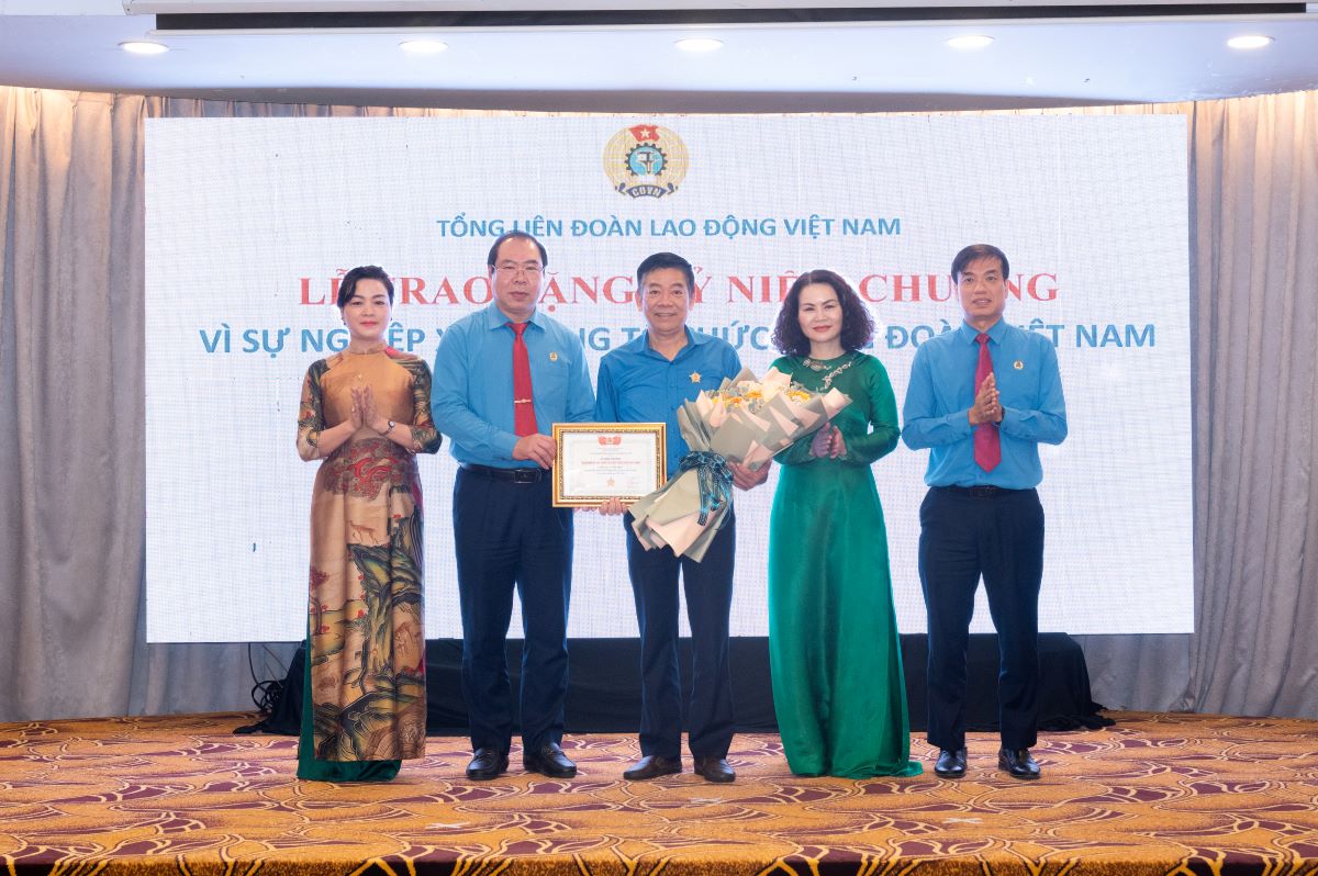 Đại diện C&ocirc;ng đo&agrave;n ĐLVN&nbsp;trao tặng Kỷ niệm chương "V&igrave; sự nghiệp x&acirc;y dựng tổ chức C&ocirc;ng đo&agrave;n" cho đồng ch&iacute; Vũ Văn Minh - Ph&oacute; trưởng Ban Ch&iacute;nh s&aacute;ch ph&aacute;p luật v&agrave; Quan hệ lao động C&ocirc;ng đo&agrave;n ĐLVN (đứng giữa)