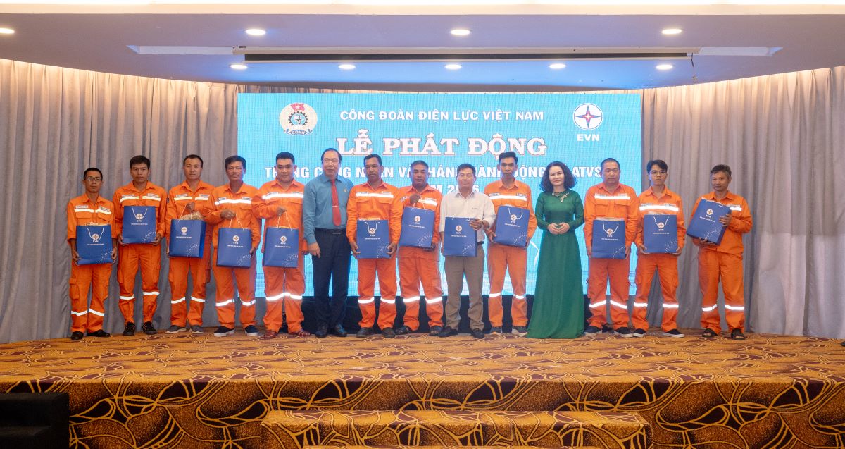 &Ocirc;ng Đỗ Đức H&ugrave;ng - Chủ tịch C&ocirc;ng đo&agrave;n ĐLVN (thứ s&aacute;u, từ tr&aacute;i sang)&nbsp;v&agrave; b&agrave;&nbsp;Nguyễn Kim Thanh - Ph&oacute; Chủ tịch C&ocirc;ng đo&agrave;n ĐLVN (thứ tư, từ phải sang)&nbsp;trao qu&agrave; thăm hỏi đo&agrave;n vi&ecirc;n, người lao động tại Lễ ph&aacute;t động Th&aacute;ng c&ocirc;ng nh&acirc;n năm 2026