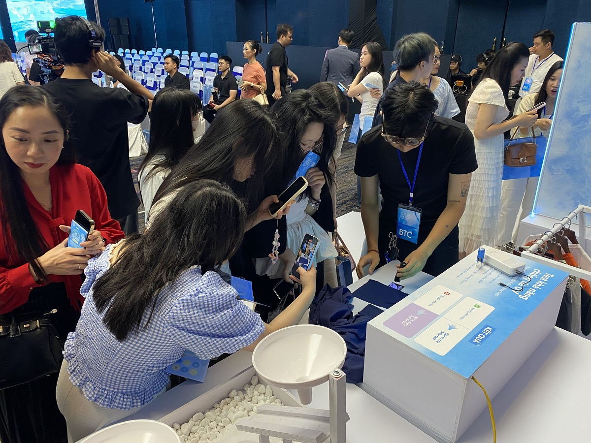 Nhiều trải nghiệm của kh&aacute;ch về sản phẩm tại sự kiện