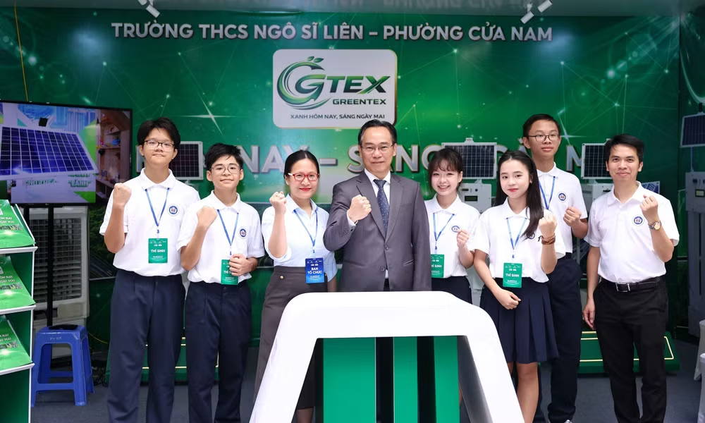 Bộ trưởng Ho&agrave;ng Minh Sơn chụp ảnh c&ugrave;ng c&aacute;c học sinh Trường Trung học cơ sở Ng&ocirc; Sỹ Li&ecirc;n, H&agrave; Nội. (Ảnh: Thanh T&ugrave;ng/TTXVN)