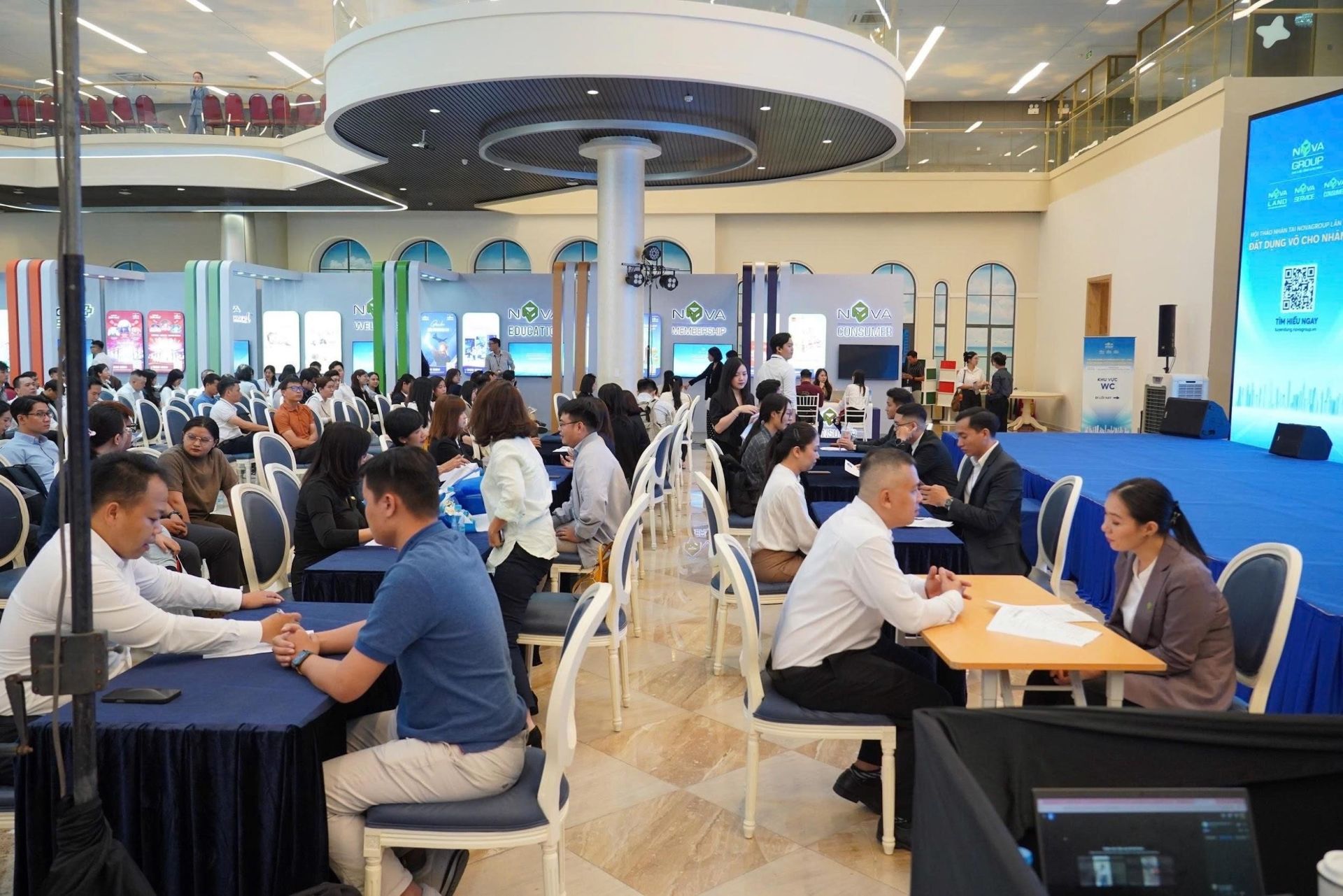 C&aacute;c ứng vi&ecirc;n được trực tiếp tham gia phỏng vấn c&ugrave;ng Ban l&atilde;nh đạo c&aacute;c Đơn vị chuy&ecirc;n m&ocirc;n v&agrave; C&ocirc;ng ty th&agrave;nh vi&ecirc;n