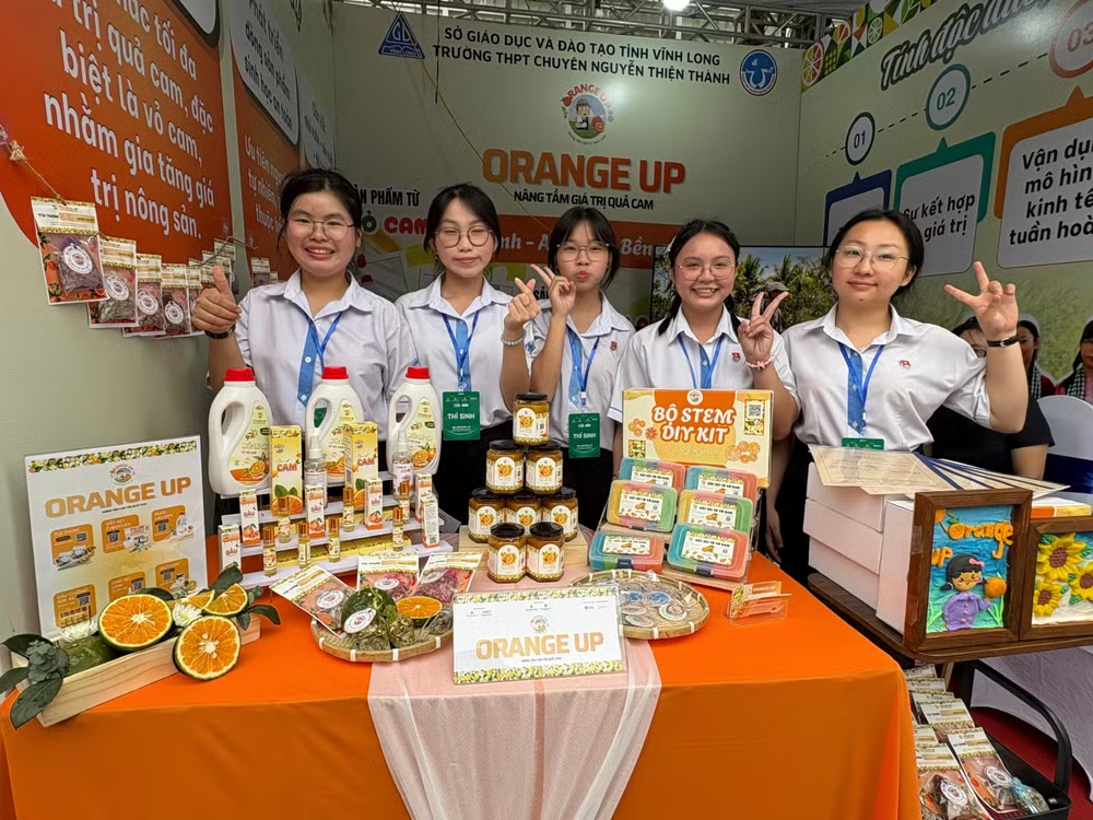 C&aacute;c học sinh Trường Trung học phổ th&ocirc;ng Nguyễn Thiện Th&agrave;nh, tỉnh Vĩnh Long, với c&aacute;c sản phẩm l&agrave;m từ quả cam. (Ảnh: Phạm Mai/Vietnam+)