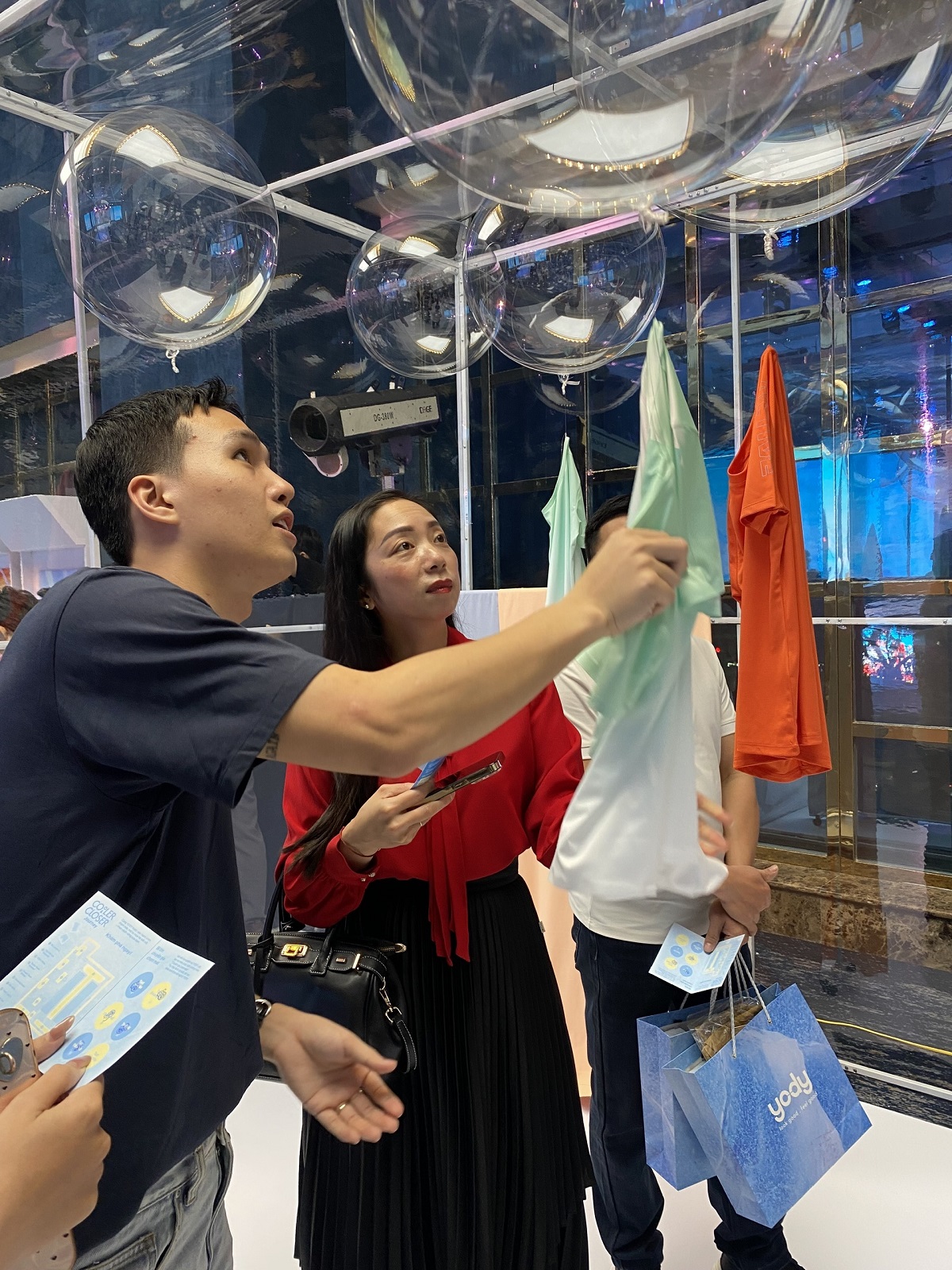 Kh&aacute;ch h&agrave;ng c&oacute; thể chạm v&agrave; cảm nhận về sản phẩm