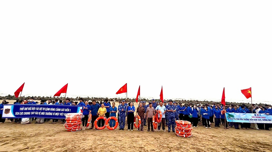 Hải đội 102 tuy&ecirc;n truyền ph&aacute;p luật v&agrave; tặng phao tr&ograve;n cho ngư d&acirc;n địa phương