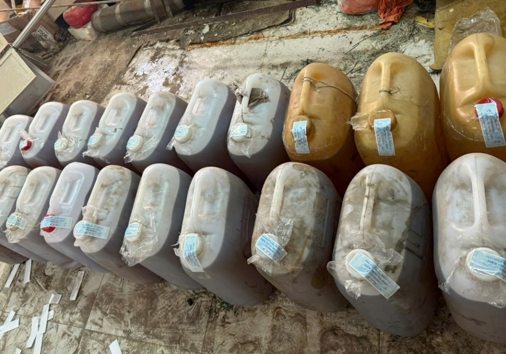 H&agrave;ng chục can xăng dầu chuẩn bị xuất lậu qua Campuchia đ&atilde; bị lực lượng chức năng bắt giữ. Ảnh: VH