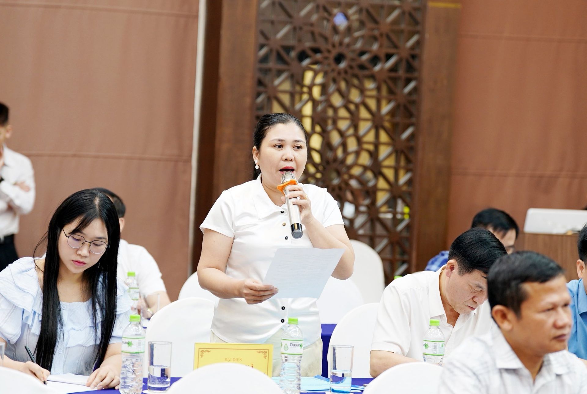 B&agrave; Trần Thị Thu Lan, Gi&aacute;m đốc HTX sản xuất dịch vụ N&ocirc;ng l&acirc;m sản Bản Quyền - Tr&agrave;ng Định kiến nghị cơ chế ch&iacute;nh s&aacute;ch cho c&aacute;c doanh nghiệp địa phương