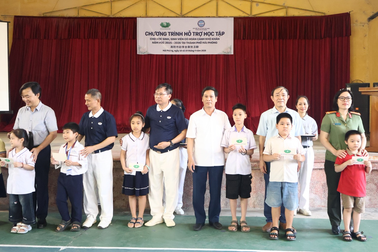 Hải Phòng: Trao 700 suất học bổng cho học sinh khó khăn khu vực phía Tây thành phố