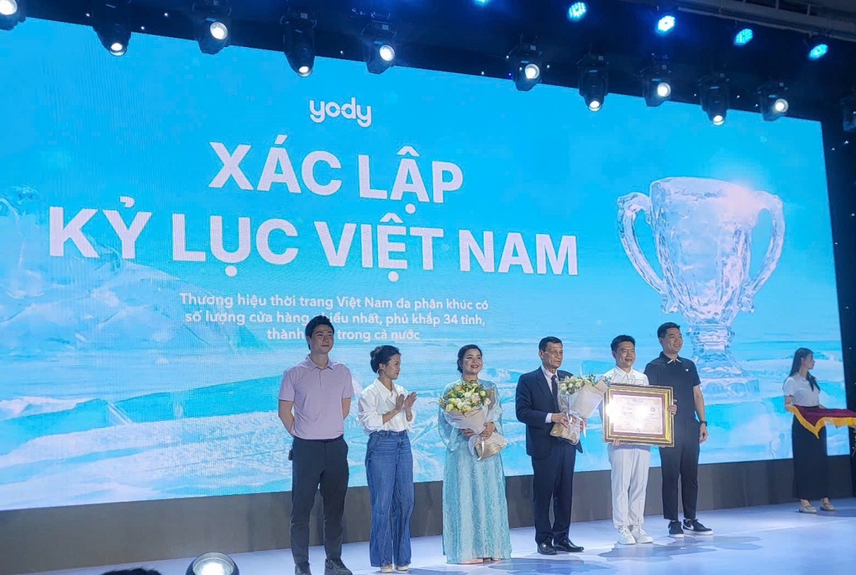 Trong khu&ocirc;n khổ sự kiện, YODY đ&atilde; ch&iacute;nh thức được trao chứng nhận Kỷ lục Việt Nam với danh hiệu &ldquo;Thương hiệu thời trang đa ph&acirc;n kh&uacute;c c&oacute; số lượng cửa h&agrave;ng nhiều nhất Việt Nam&rdquo;.