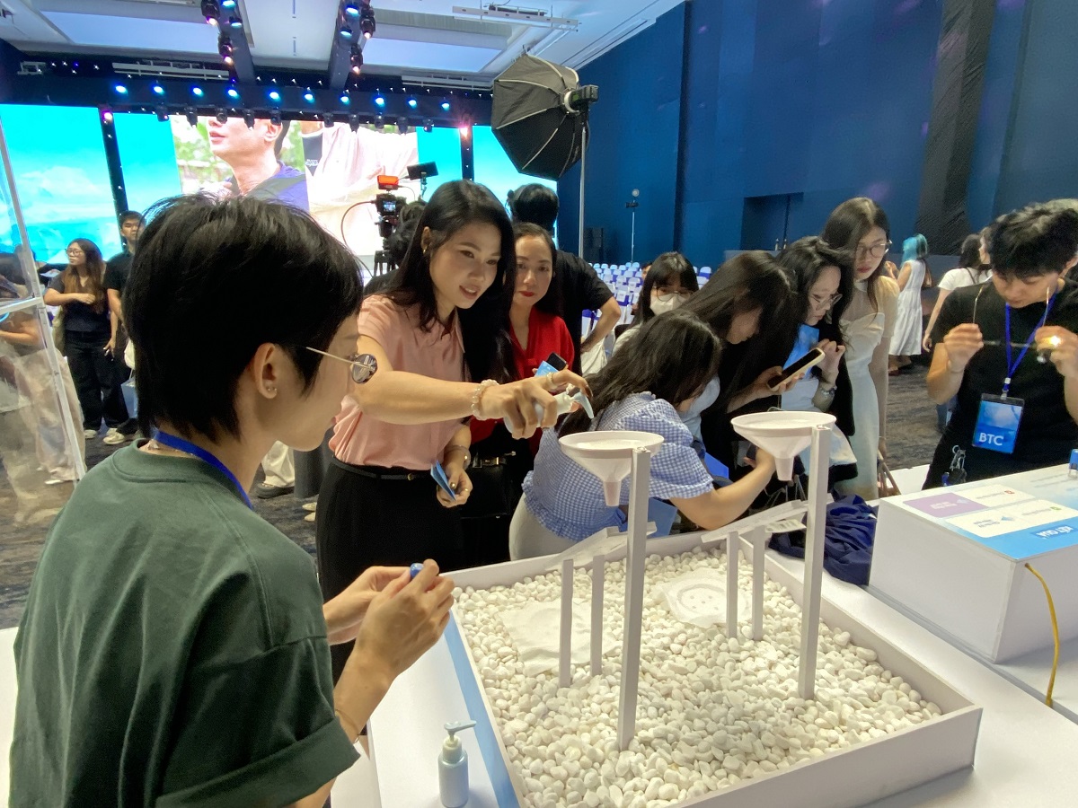 C&aacute;ch tiếp cận n&agrave;y cho thấy xu hướng mới của ng&agrave;nh thời trang: kh&ocirc;ng chỉ dừng lại ở thiết kế, m&agrave; c&ograve;n cần được kiểm chứng bằng trải nghiệm thực tế của người d&ugrave;ng