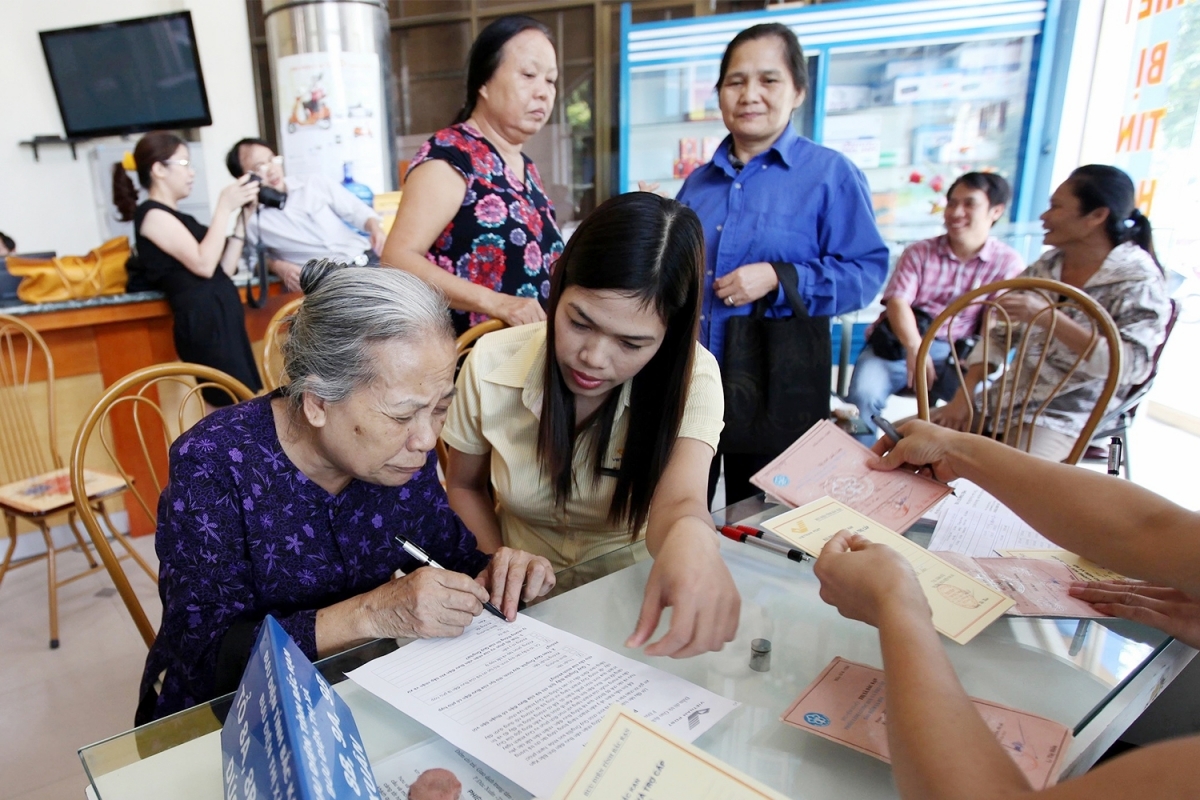 Hà Nội triển khai tháng cao điểm hỗ trợ chứng thực ủy quyền nhận lương hưu tại nhà