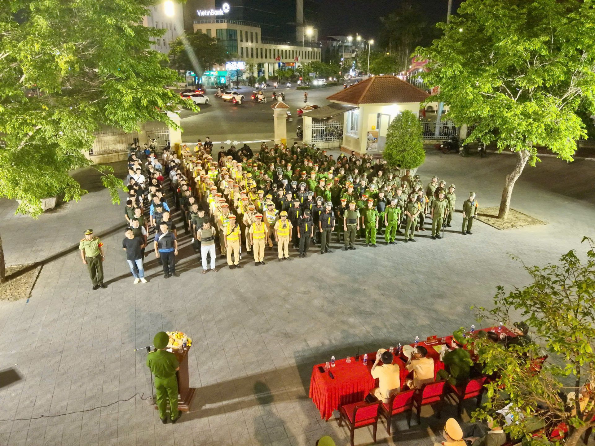 Lực lượng C&ocirc;ng an TP Huế ra qu&acirc;n