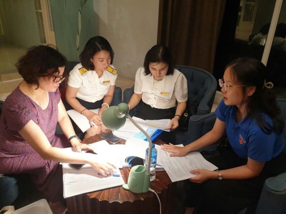 C&ocirc;ng chức ng&agrave;nh Thuế hỗ trợ hộ, c&aacute; nh&acirc;n kinh doanh kho&aacute;n sang k&ecirc; khai. Ảnh: Kt