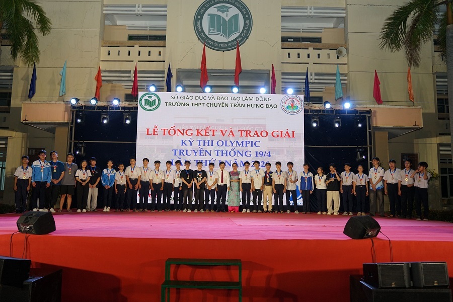 Ban Tổ chức trao hơn 400 huy chương v&agrave;ng cho c&aacute;c học sinh đạt giải xuất sắc ở 9 m&ocirc;n thi