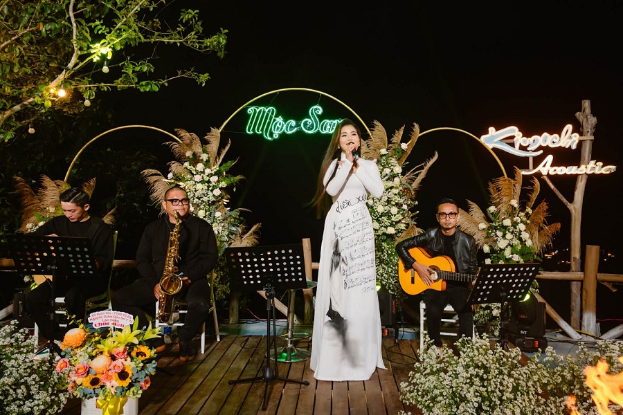 Ca sĩ Mộc San với phong c&aacute;ch mộc mạc, ch&uacute; trọng cảm x&uacute;c khi biểu diễn acoustic tại Đ&agrave; Lạt