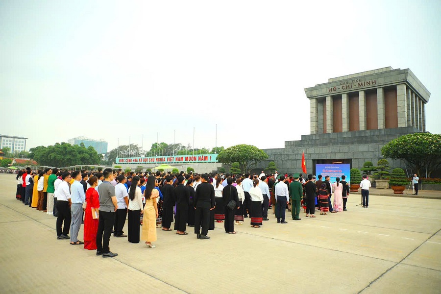 C&aacute;c đo&agrave;n nghệ nh&acirc;n tham dự Lễ b&aacute;o c&ocirc;ng tại Lăng Chủ tịch Hồ Ch&iacute; Minh. Ảnh: Sở Văn h&oacute;a, Thể thao v&agrave; Du lịch L&acirc;m Đồng cung cấp