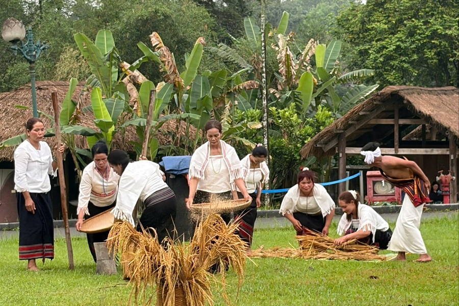 C&aacute;c nghệ nh&acirc;n gi&atilde; gạo mừng l&uacute;a mới. Ảnh: Sở Văn h&oacute;a, Thể thao v&agrave; Du lịch L&acirc;m Đồng cung cấp