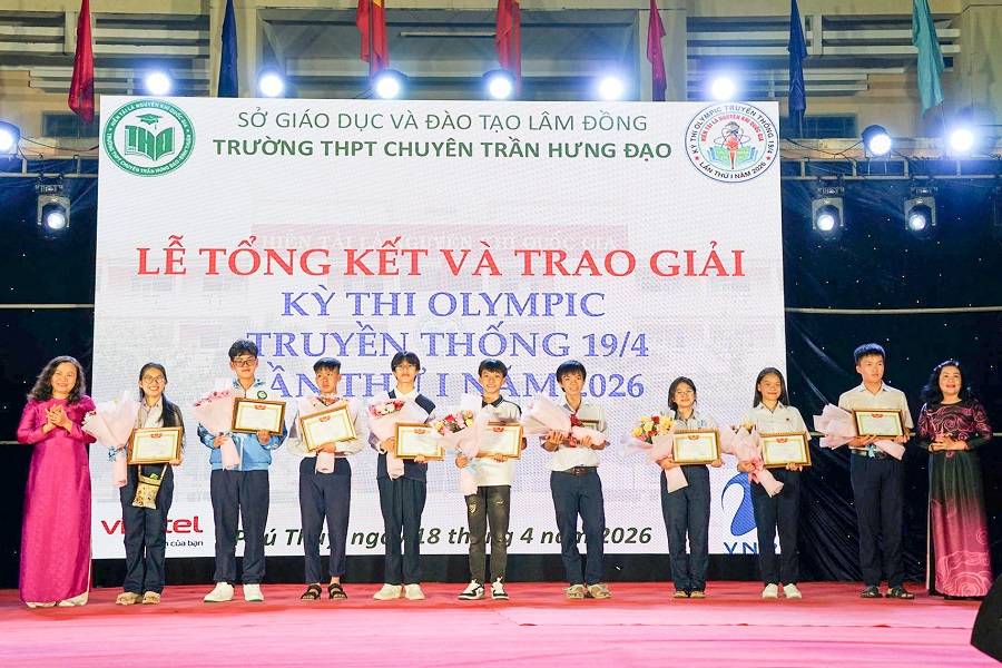 Đồng ch&iacute; Nguyễn Thị Thuận B&iacute;ch (b&igrave;a tr&aacute;i) v&agrave; B&iacute; thư x&atilde; H&agrave;m Li&ecirc;m Nguyễn Thị To&agrave;n Thắng (b&igrave;a phải) trao giấy khen cho c&aacute;c th&iacute; sinh đạt điểm cao nhất ở c&aacute;c m&ocirc;n