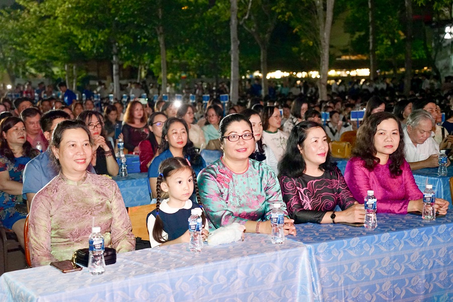 Đồng ch&iacute; Nguyễn Thị Thuận B&iacute;ch, Tỉnh ủy vi&ecirc;n, Ph&oacute; Chủ tịch HĐND tỉnh (&aacute;o hồng) c&ugrave;ng l&atilde;nh đạo c&aacute;c phường dự lễ tổng kết