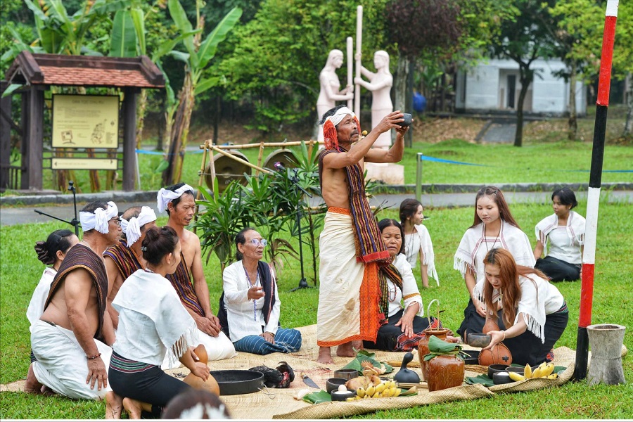 Gi&agrave; l&agrave;ng thực hiện nghi thức tạ ơn Y&agrave;ng (đấng thần linh tối cao) đ&atilde; ban cho b&agrave; con m&ugrave;a m&agrave;ng ấm no. Ảnh: Sở Văn h&oacute;a, Thể thao v&agrave; Du lịch L&acirc;m Đồng cung cấp
