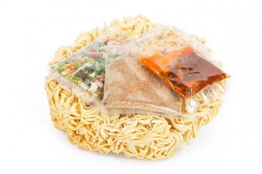 H&agrave;m lượng natri cao trong m&igrave; ăn liền l&agrave; nguy&ecirc;n nh&acirc;n trực tiếp khiến huyết &aacute;p tăng cao. Kh&ocirc;ng chỉ c&oacute; trong vắt m&igrave;, natri c&ograve;n tập trung nhiều ở g&oacute;i gia vị đi k&egrave;m.