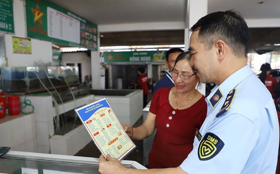 Kiểm tra việc ni&ecirc;m yết gi&aacute; tại c&aacute;c nh&agrave; h&agrave;ng