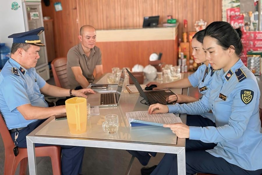 Lực lượng QLTT đẩy mạnh c&ocirc;ng t&aacute;c tuy&ecirc;n truyền, phổ biến ph&aacute;p luật, k&yacute; cam kết...