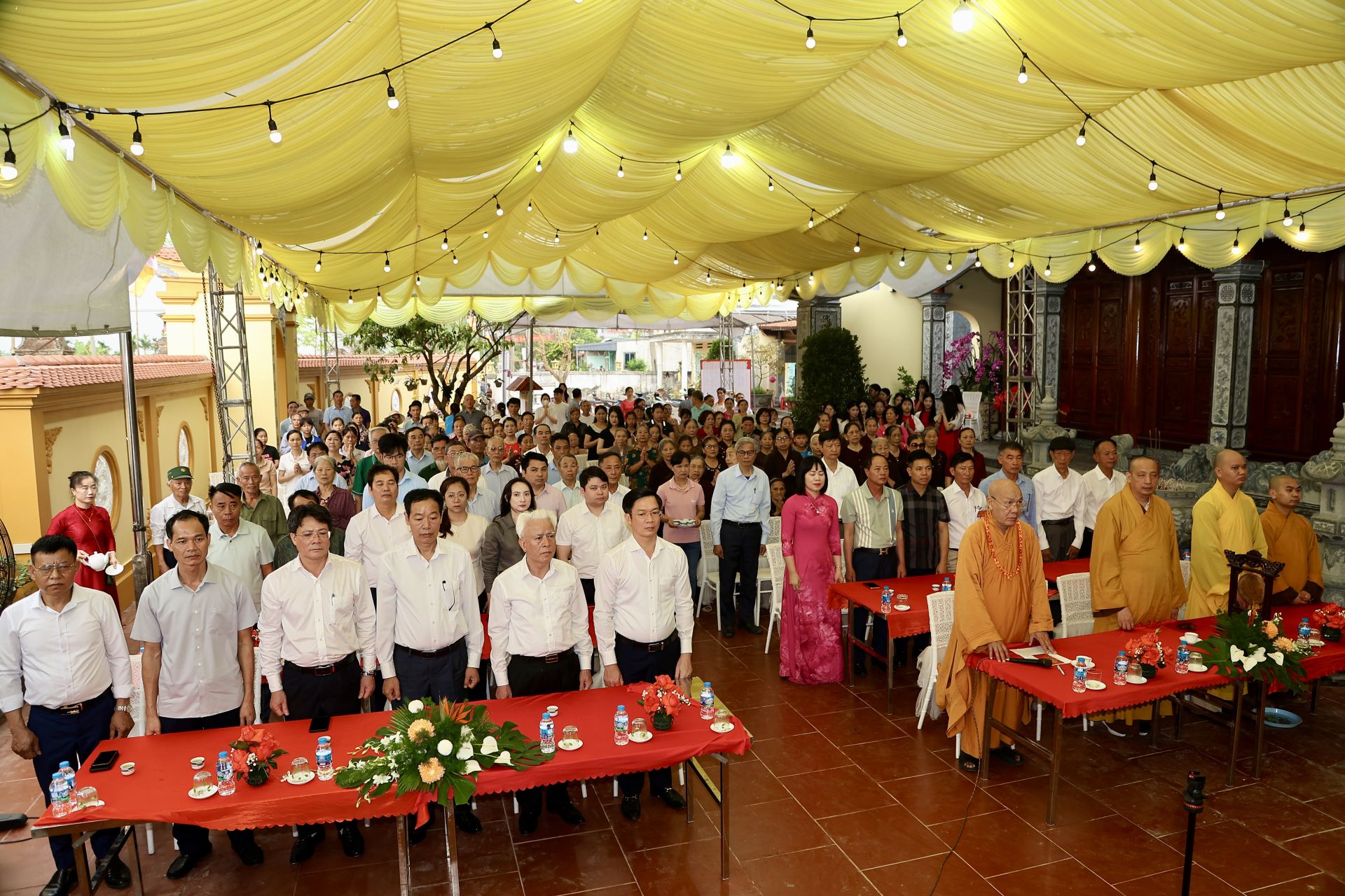 C&aacute;c đại biểu dự buổi lễ.