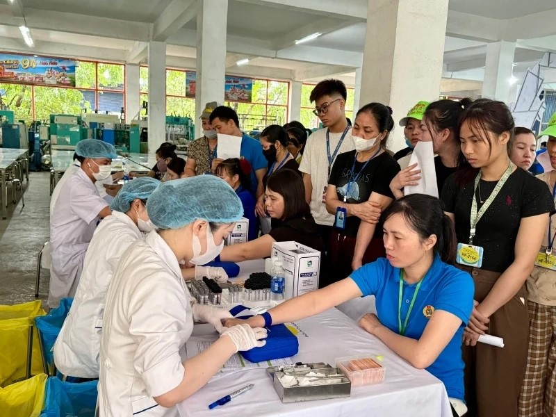 đo&agrave;n vi&ecirc;n, c&ocirc;ng nh&acirc;n lao động C&ocirc;ng ty TNHH Giầy Aleron Việt Nam được kh&aacute;m mắt, x&eacute;t nghiệm đường huyết