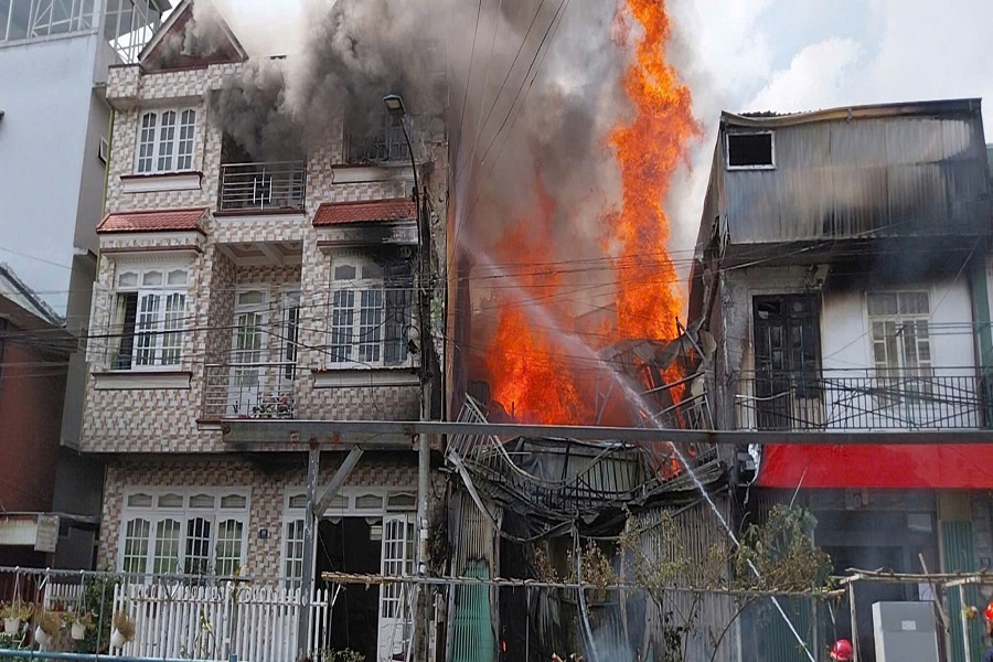 Cháy lớn tại phường Cam Ly - Đà Lạt: Thiêu rụi hoàn toàn một căn nhà, nhiều hộ lân cận bị ảnh hưởng