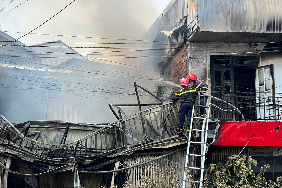 Lực lượng Cảnh s&aacute;t PCCC v&agrave; CNCH, C&ocirc;ng an L&acirc;m Đồng c&ugrave;ng c&aacute;c đơn vị khống chế đ&aacute;m ch&aacute;y