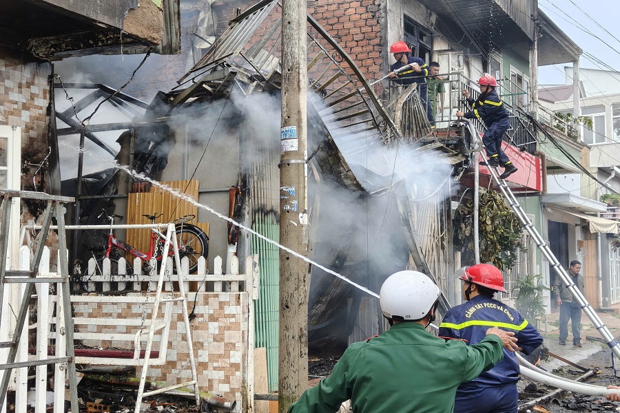 Lực lượng Cảnh s&aacute;t PCCC v&agrave; CNCH c&ugrave;ng c&aacute;c đơn vị khống chế đ&aacute;m ch&aacute;y