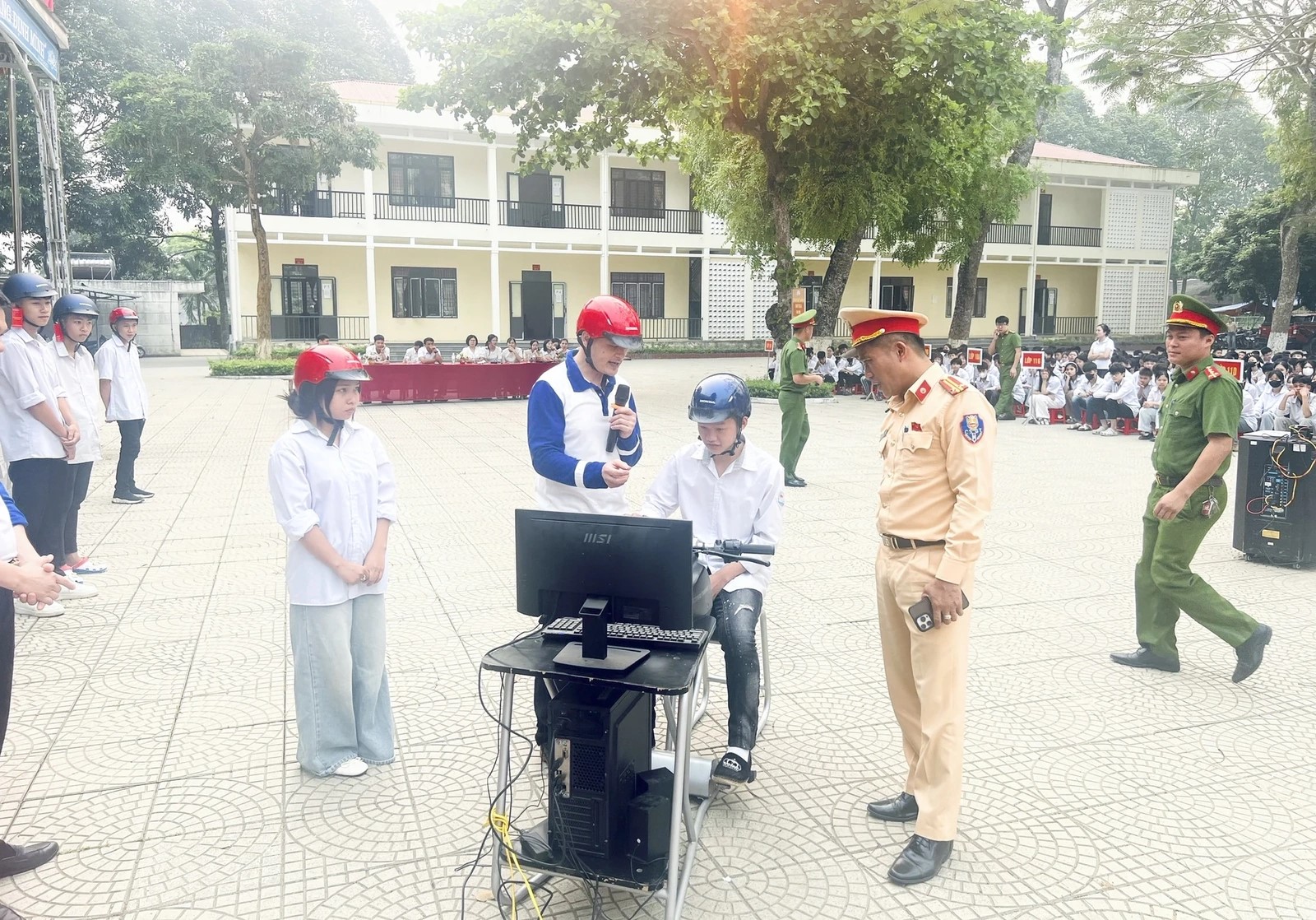 C&aacute;c em học sinh thực hiện kỹ năng xử l&yacute; một số t&igrave;nh huống thường gặp khi tham gian giao th&ocirc;ng