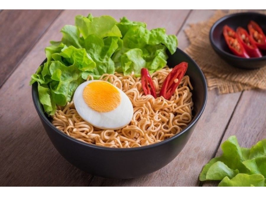 Để hạn chế t&aacute;c hại, người d&ugrave;ng n&ecirc;n giảm lượng g&oacute;i gia vị, bổ sung th&ecirc;m rau xanh, trứng, thịt nạc, đồng thời ưu ti&ecirc;n c&aacute;c sản phẩm &iacute;t natri hơn.