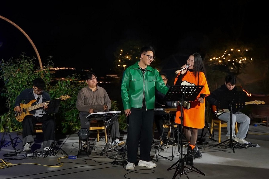 Nhiều bạn trẻ lựa chọn acoustic như một c&aacute;ch thể hiện đam m&ecirc; v&agrave; r&egrave;n luyện cảm x&uacute;c &acirc;m nhạc