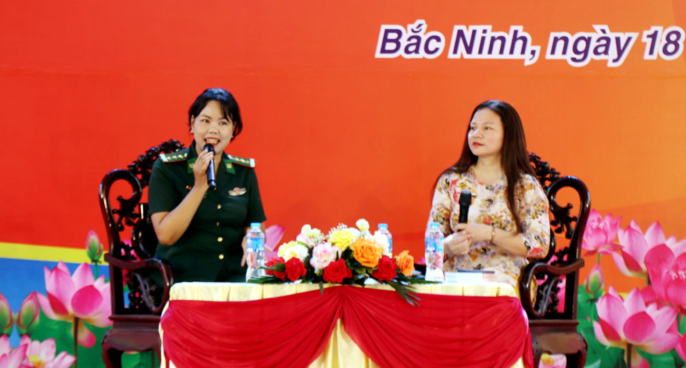 Nh&agrave; văn Phạm V&acirc;n Anh v&agrave; Nguyễn Thị Mai Phương n&oacute;i chuyện về s&aacute;ch.