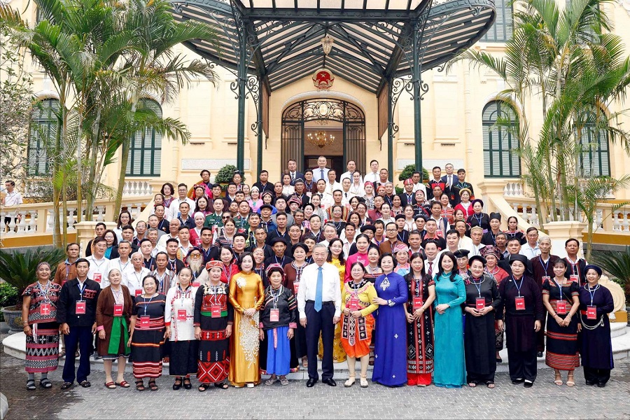 Tổng B&iacute; thư, Chủ tịch nước T&ocirc; L&acirc;m tiếp c&aacute;c gi&agrave; l&agrave;ng, trưởng bản, nghệ nh&acirc;n, người c&oacute; uy t&iacute;n ti&ecirc;u biểu to&agrave;n quốc. Ảnh: Sở Văn h&oacute;a, Thể thao v&agrave; Du lịch L&acirc;m Đồng cung cấp